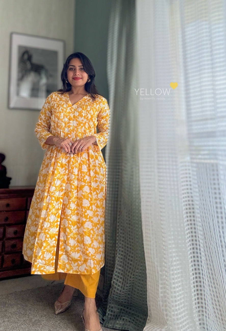 PLEATS AND MORE - YELLOW